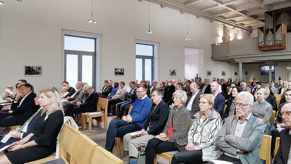 In der Kirche St. Michael fand der Gottesdienst zur Verabschiedung von Dieter Brünink (vorne links) statt.  © Foto: Henschel