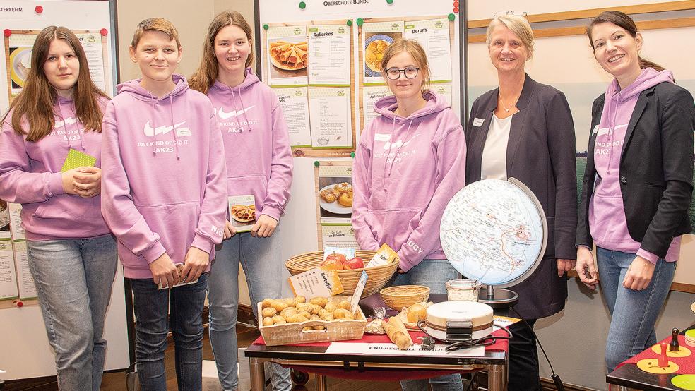 Sonka Kretzmer und Gerda Mülder (von rechts) stellten mit Schülerinnen und einem Schüler des Profils Gesundheit und Soziales der OBS Bunde unter anderem die an Silvester in den Niederlanden traditionellen »Appelflappen« vor.  © Foto: Ostfriesische Landschaft
