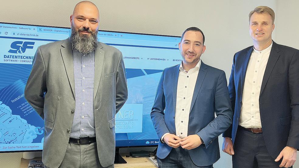 Der SPD-Landtagsabgeordnete Nico Bloem traf sich in Leer am Firmensitz von S&F-Datentechnik mit den beiden Geschäftsführern Daniel Völker (links) und Jens Duin (rechts).  © Foto: privat