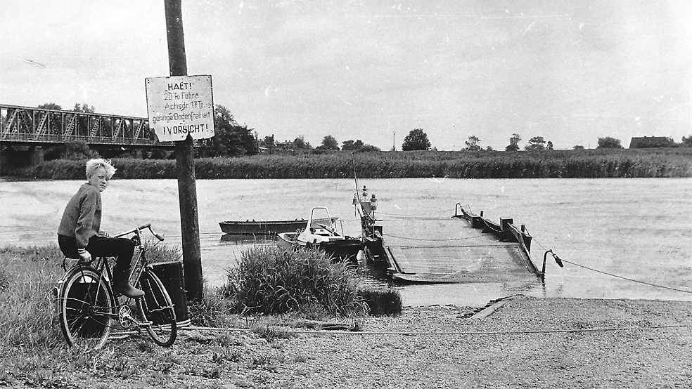 Die Emsfähre wartet am Weeneraner Ufer auf die Überfahrt. Links an der Pünte das motorisierte Beiboot, das ab 1959 in Dienst war.  © Foto: so was dat-Archiv /RZ