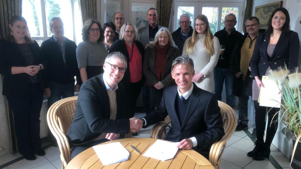 Beschlossene Sache: In Anwesenheit des Stadtrates und der Ortsvorsteher wurde das »Confideum« offiziell von Bürgermeister Heiko Abbas (vorne links) als Trauzimmer gewidmet. Die Freude darüber ist Betreiber Enno Garen (vorne rechts) anzusehen. © Busemann