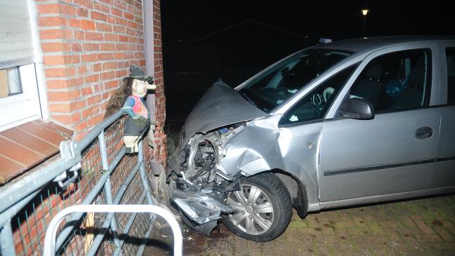 Auto prallt in Hatzum gegen Hauswand