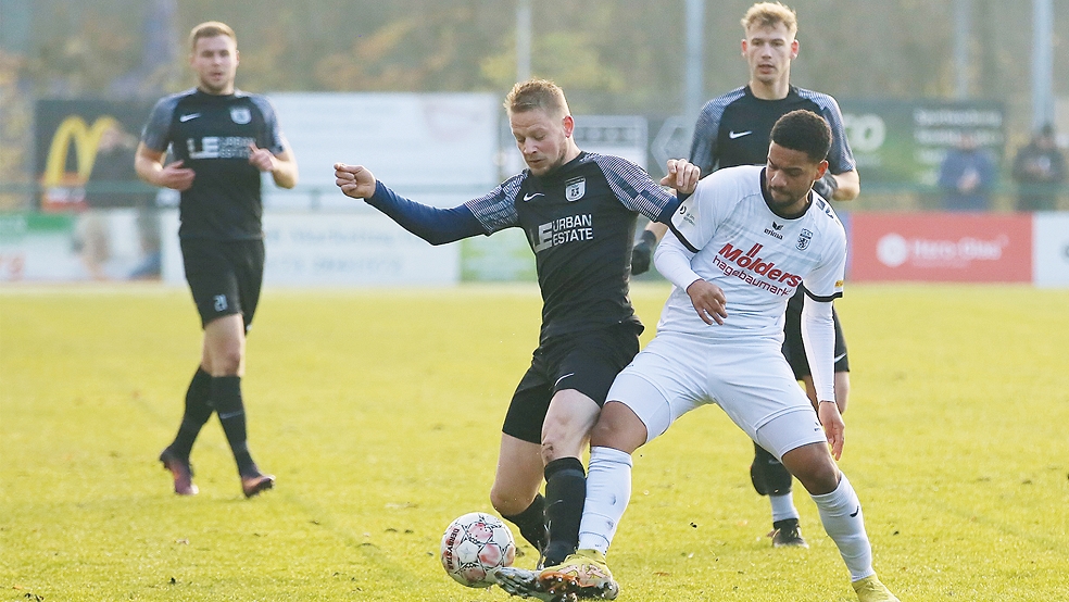 Lukas Koets (am Ball) erzielte in der Schlussphase das wichtige 2:0 für Papenburg.  © Foto: Kremer