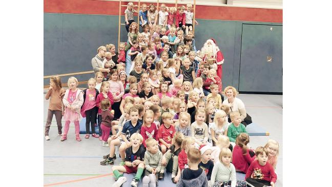 Junge Turner feiern den Nikolaus