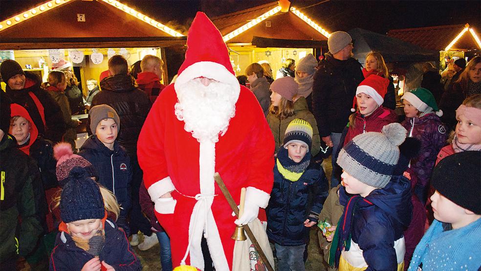 Erwartungsvoll wird der Weihnachtsmann auch auf dem Weihnachtsmarkt in Stapelmoor von den Kindern begrüßt. © Fotos: Kuper