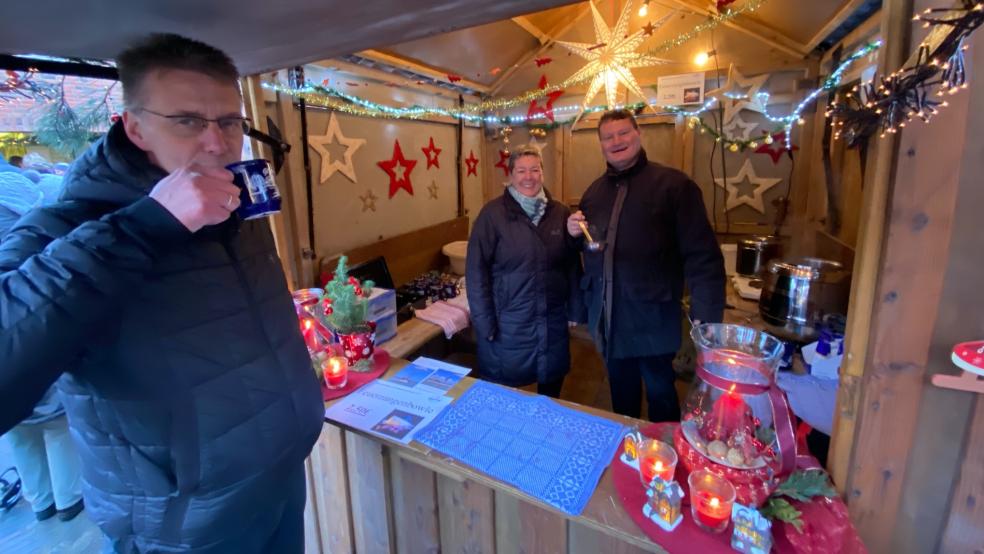 In Ditzum gab es den würzigen Glühwein auch bei der Ditzumer Haven- un Kuttergemeenskupp, am Stand waren (von links) Johann Robbe, Ute Grün und Gerjet Bültjer.  © Fotos: Kuper 