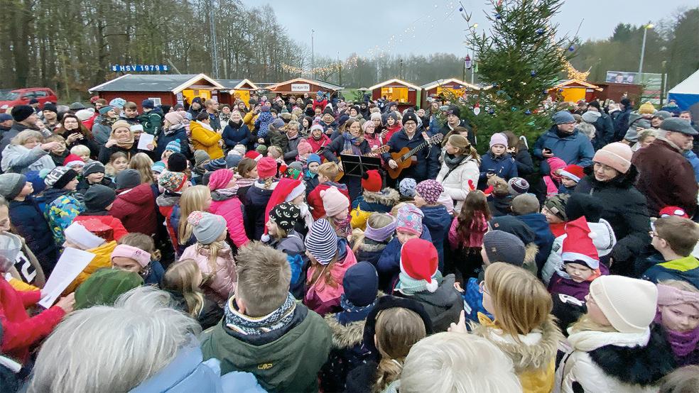 Mehrere Hundert Besucher drängten sich am Sonntagnachmittag beim gemeinsamen Singen auf dem Weihnachtsmarkt des Heidjer Sportvereins in Stapelmoorerheide.  © Foto: Kuper