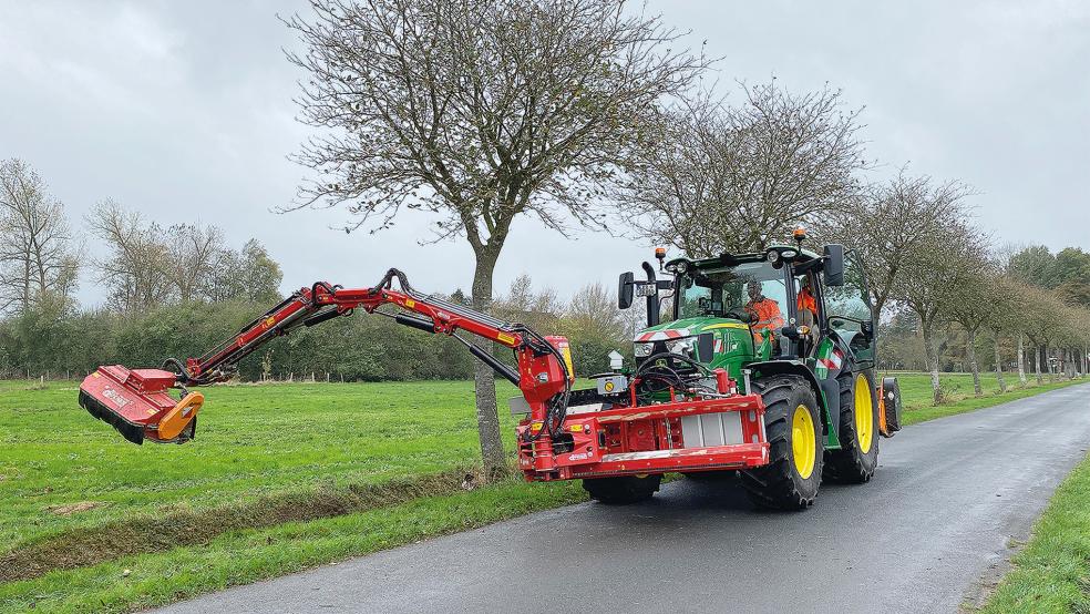 Der neue Allrad-Traktor des Bauhofes der Gemeinde Bunde im Einsatz an der Ost-West-Straße in Wymeer.  © Foto: Kuper