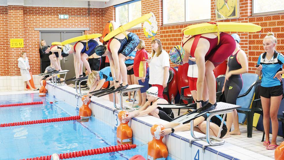 Die Rettungsschwimmer aus Weener führten erst kürzlich ihre Vereinsmeisterschaften im Hallenbad in Finsterwolde durch. Insgesamt sind die Schwimmer in der Wintersaison fünf Stunden in der Woche in dem Bad.  © Foto: privat