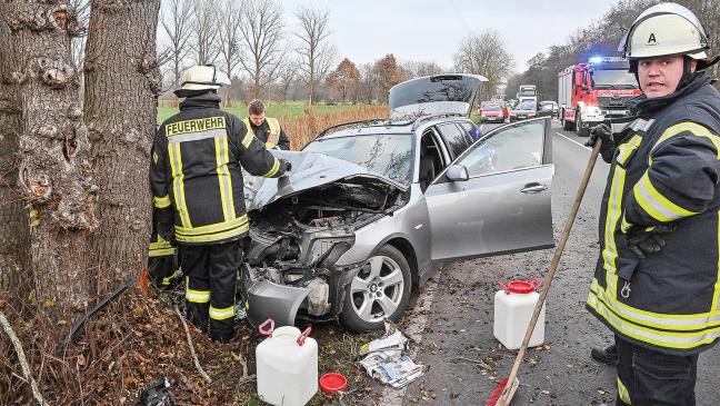 Frontal gegen Baum: 67-Jähriger wird leicht verletzt