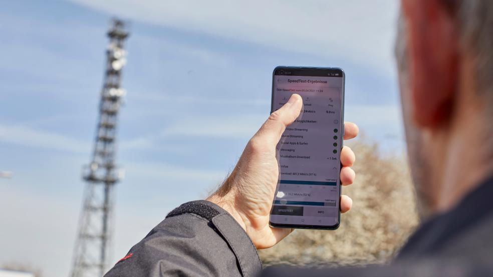 Mehr Geschwindigkeit im mobilen Internet: Der D2-Sendemast an der Schulstraße in Stapelmoorerheide wird derzeit modernisiert.  © Symbolfoto: Vodafone