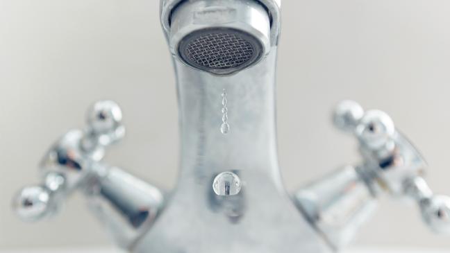 Mann wütet und setzt Haus unter Wasser