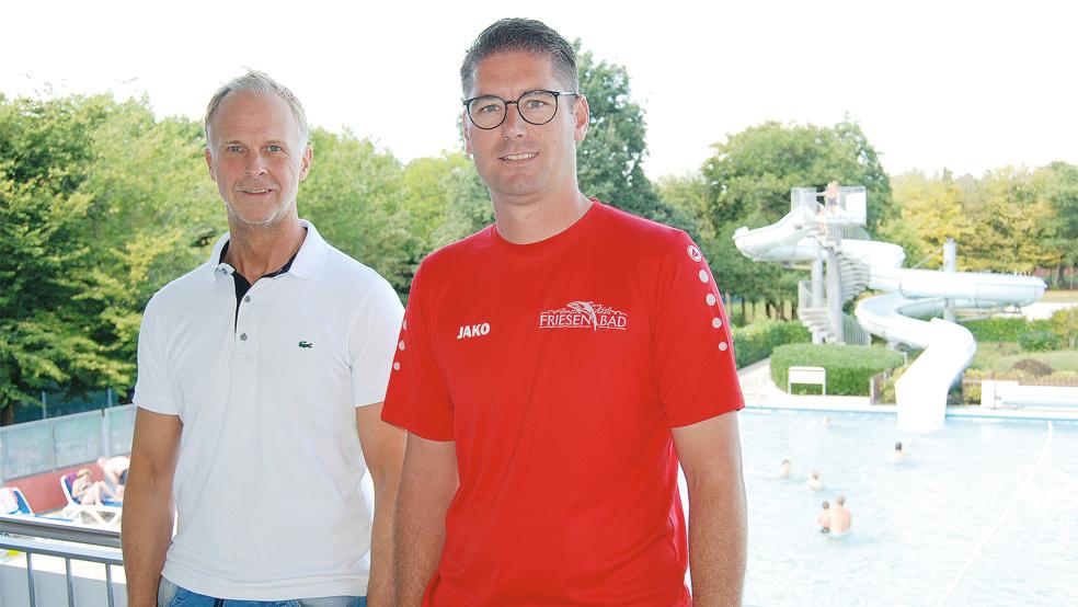 Hermann Welp (links) Geschäftsführer des Friesenbades, wird morgen in der Sitzung des Stadtrates über den Wirtschaftsplan des Freibades berichten. Rechts im Bild Betriebsleiter Markus Bakker.  © Foto: Hoegen