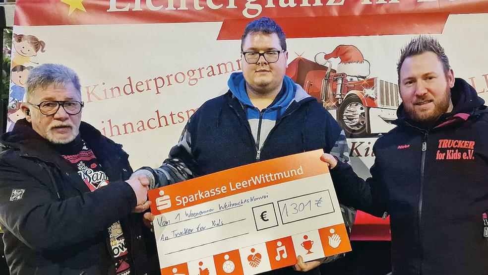 1301 Euro an Spenden kamen zusammen. Im Bild Daniel Lünemann aus Weener (Mitte) und zwei Mitglieder von »TruckerforKids« bei der Übergabe des symbolischen Spendenschecks.  © Foto: privat
