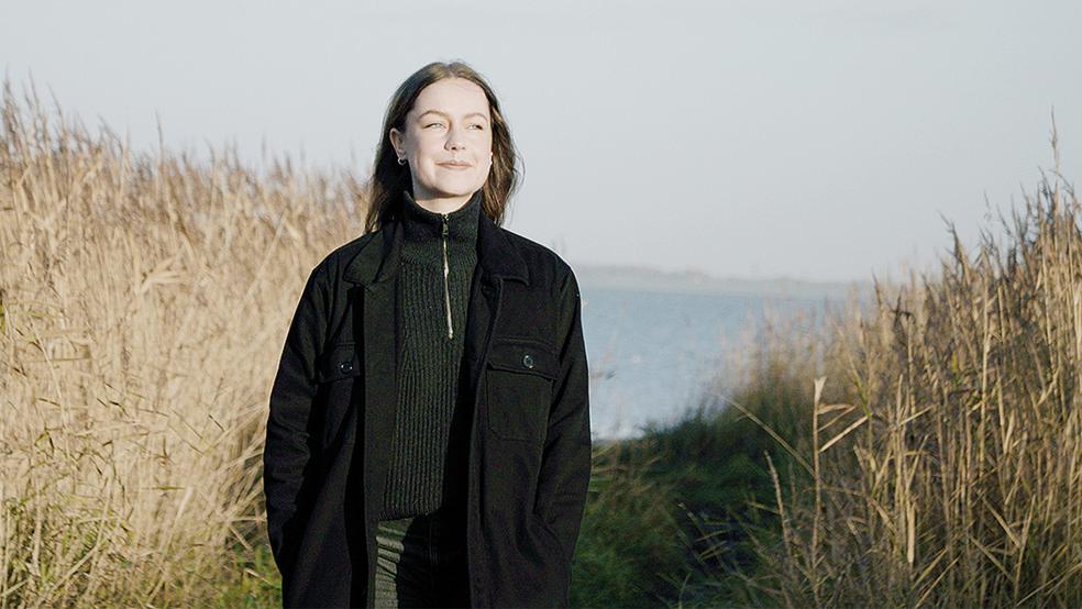 Sylvie Gühmann in ihrem Heimat-Video, das auf der Bohrplattform Dyksterhusen gedreht wurde.  © Foto: OTG