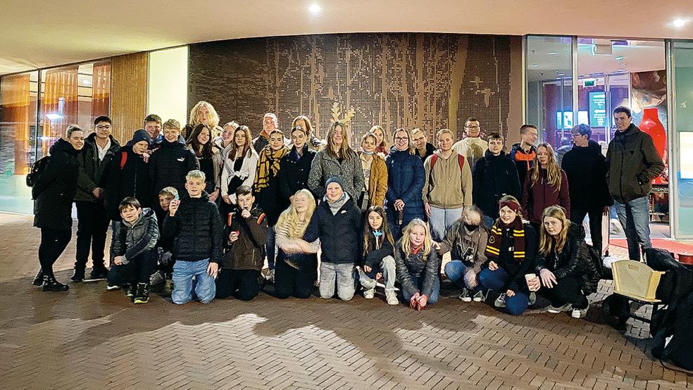 Die Niederländisch-Schüler der Oberschule Weener mit Begleitung vor dem »Cultuurhuis« in Winschoten.  © Foto: privat