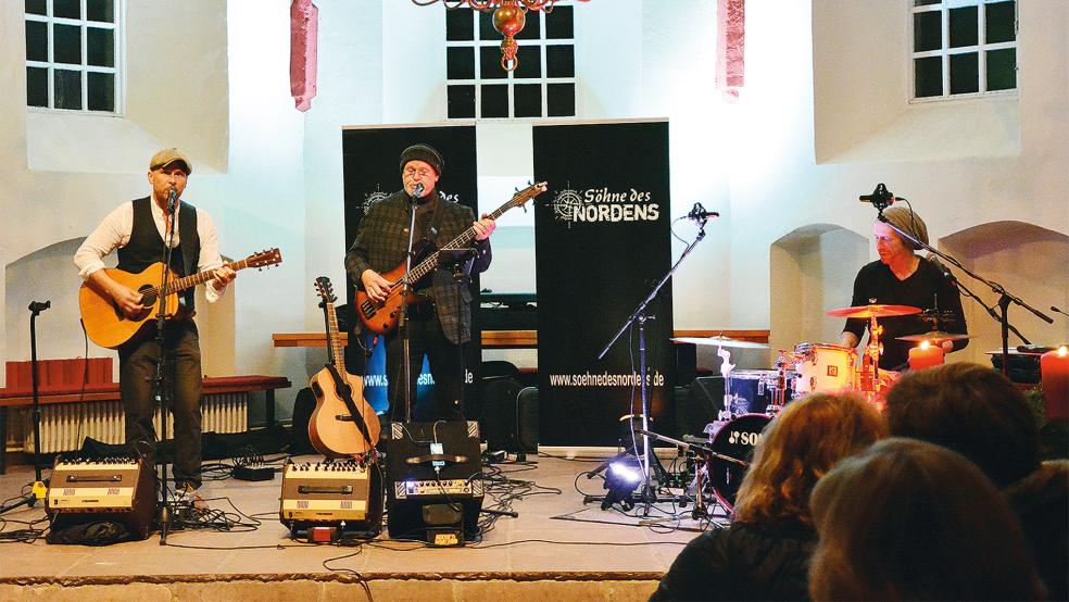 Oliver Jüchems, Helmut Bengen und Matthias Diesel beim Kirchenkonzert in Loga.  © Foto: Eden