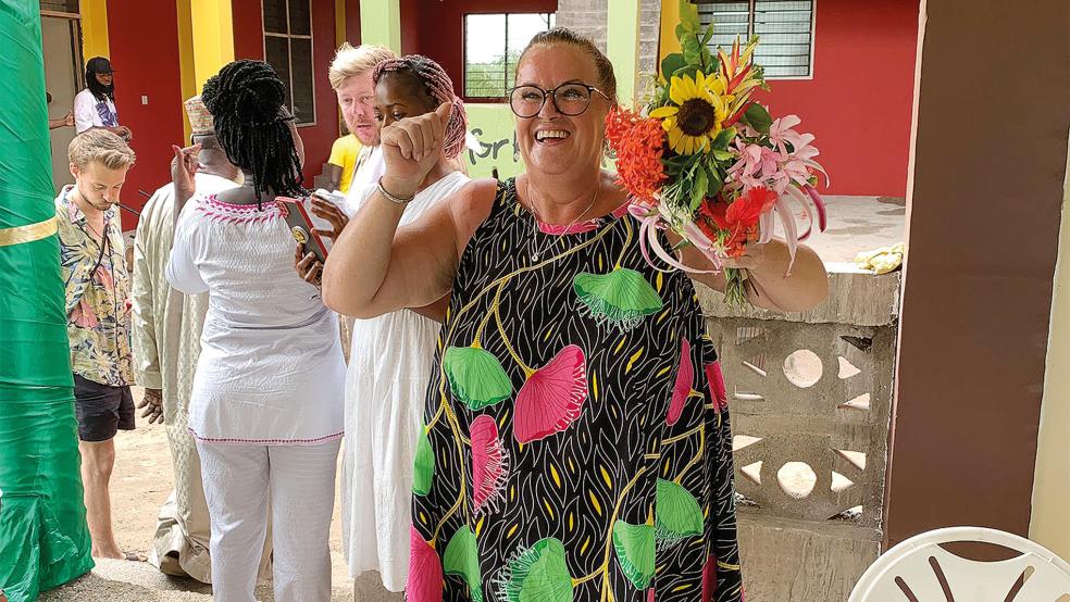 Herta Everwien und Wilke Zierden (hinten) vor dem Kinderhaus in Ghana.  © Foto: Privat