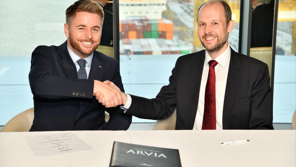 Paul Ludlow, Präsident von P&O Cruises, und Jan Meyer, Geschäftsführer der Meyer Werft, bei der heutigen Übergabe der »Arvia« in Bremerhaven. © Ingrid Fiebak (Meyer Werft)