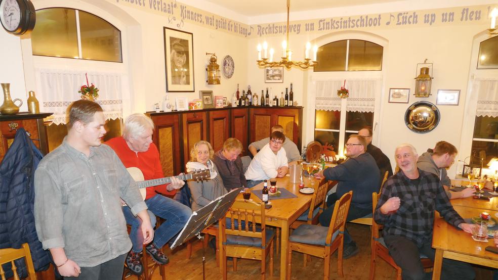 Nico Weers (links) und Enno Jakobs sorgten zum Ausklang des Abends mit einer kleinen, aber feinen Auswahl an Flesner-»Schgangsongs« für Stimmung.  © Foto: Jürgens