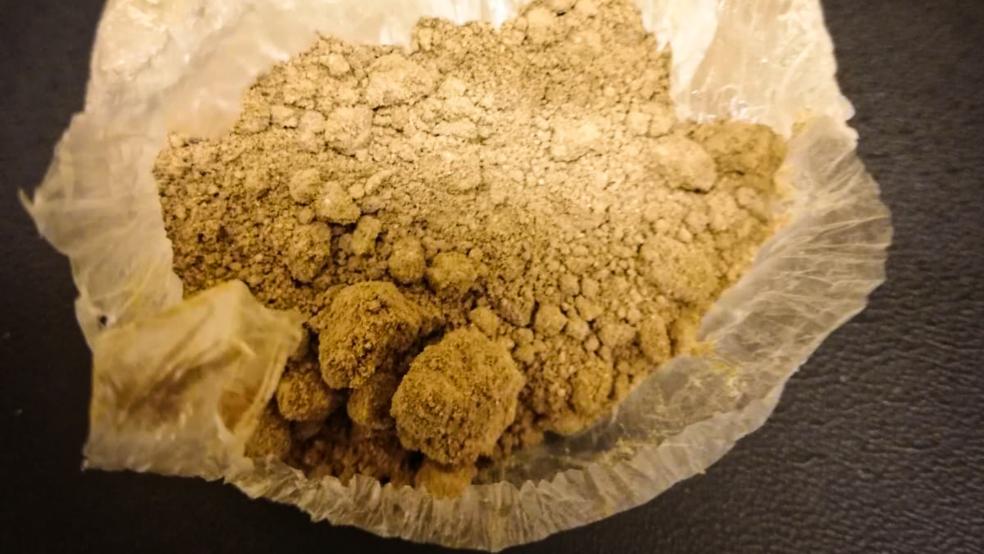 Rund 20 Gramm Heroin und 20 Gramm augenscheinliches Streckmittel schied der ertappte Drogenkurier unter ärztlicher und zollamtlicher Aufsicht aus. © Hauptzollamt Oldenburg