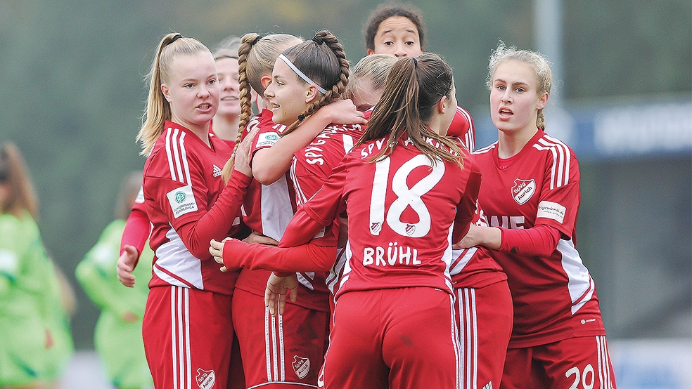 Die Auricher B-Juniorinnen sind in dieser Bundesliga-Saison nicht zu stoppen. Von elf Spielen haben sie zehn gewonnen, nur gegen den Zweiten Meppen kassierten die talentierten Fußballerinnen eine Niederlage. Am 3. März findet das Rückspiel gegen die Emsländerinnen statt.  © Foto: Friedrichs