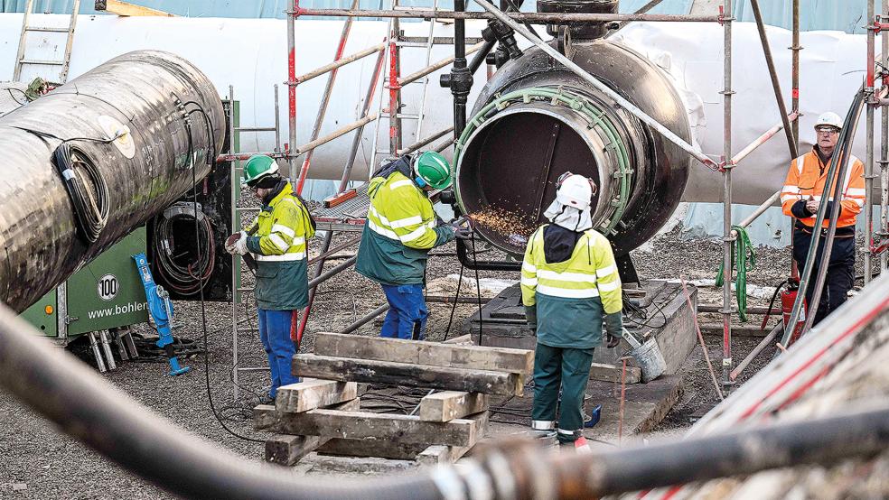 Bauarbeiten an der Wilhelmshavener Anbindungs-Leitung zum LNG-Terminal. In Kürze beginnt das Auslegungsverfahren für die Anschlussleitung nach Jemgum.  © Foto: dpa