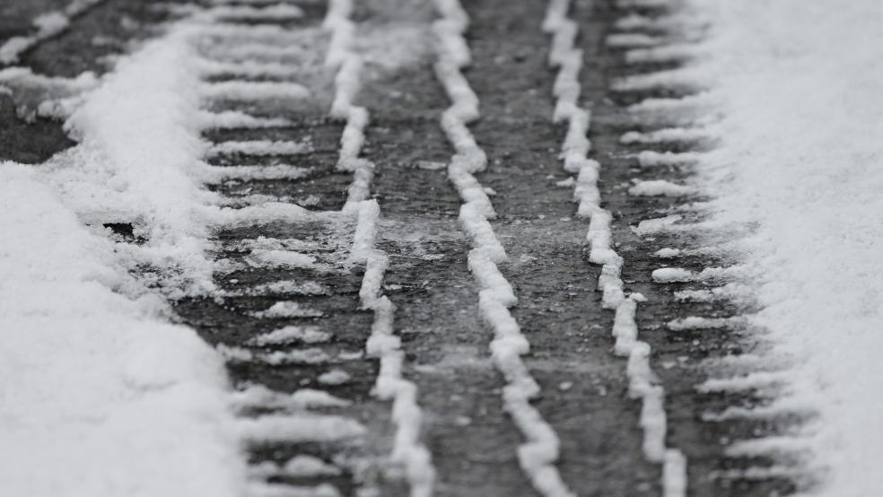 Schnee und Eis sammeln sich nicht nur auf der Fahrbahn, sondern auch auf Fahrzeugen. Auf der Autobahn 31 flogen Eisplatten von einem Lastwagen-Auflieger in die Windschutzscheibe eines Autos.  © Foto: Pixabay