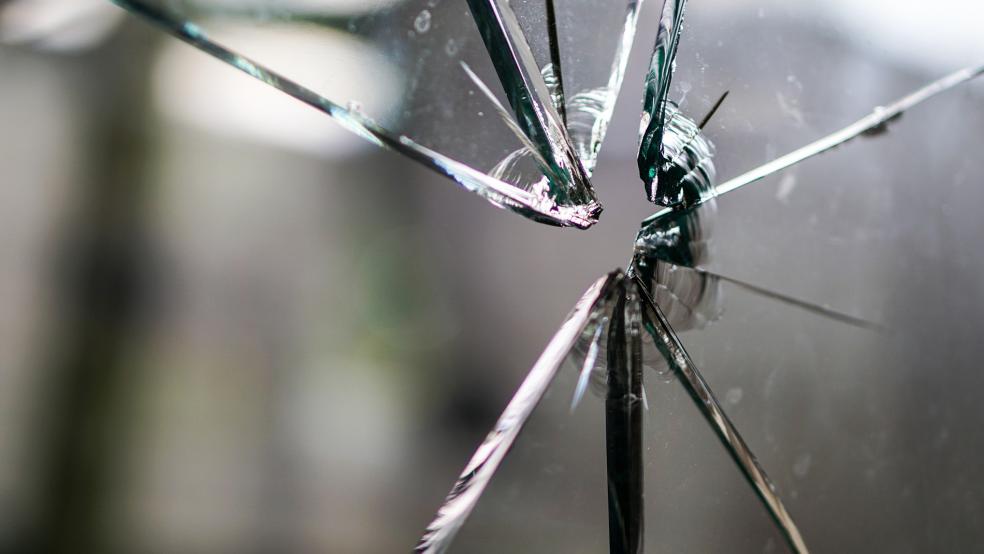 Eine Schaufensterscheibe, hier ein Symbolbild, ging in Leer bei einem Streit zu Bruch.  © Foto: Pixabay