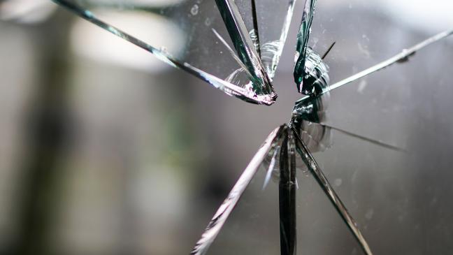 Schaufenster von Geschäft zerstört