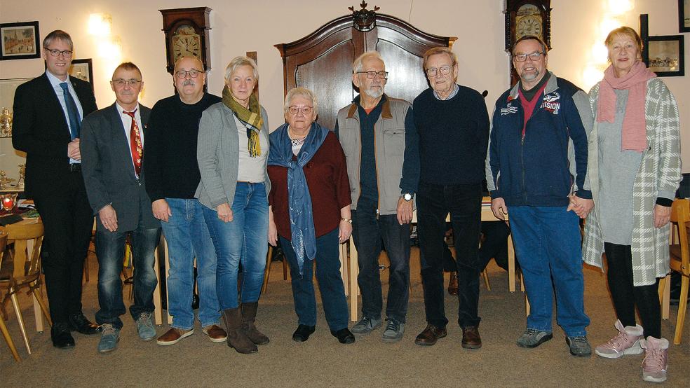 Bürgermeister Heiko Abbas und Ratsvorsitzender Garrelt Janssen mit den Beirats-Mitgliedern (von links) Detlef Schoormann, Franziska Swart, Barbara Schmidt, Fred Klinghardt, Bernhard Buß und Johann-Dieter Hilbrands. Rechts im Bild Angelika Janßen-Harms, Gleichstellungsbeauftragte der Stadt Weener.  © Foto: Hoegen