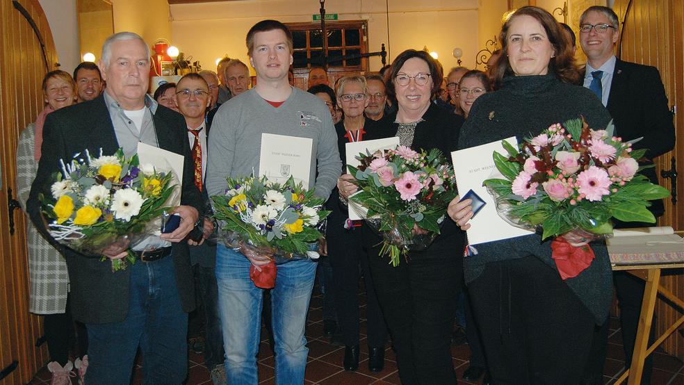 Manfred Robbe, Klaas-Enno Haken, Heidi Knoop und Frauke Bock (von links) wurden mit der Weener-Medaille ausgezeichnet. Mit dabei waren ihre ehemaligen Kollegen aus dem Stadtrat (im Hintergrund).  © Foto: Hoegen