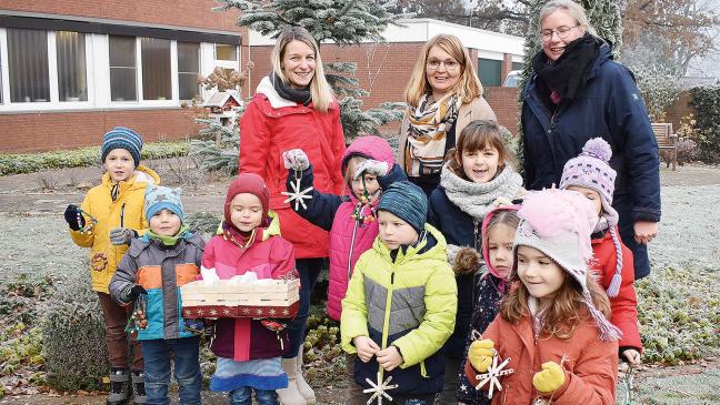 Kinder basteln Weihnachtsschmuck für Altenzentrum
