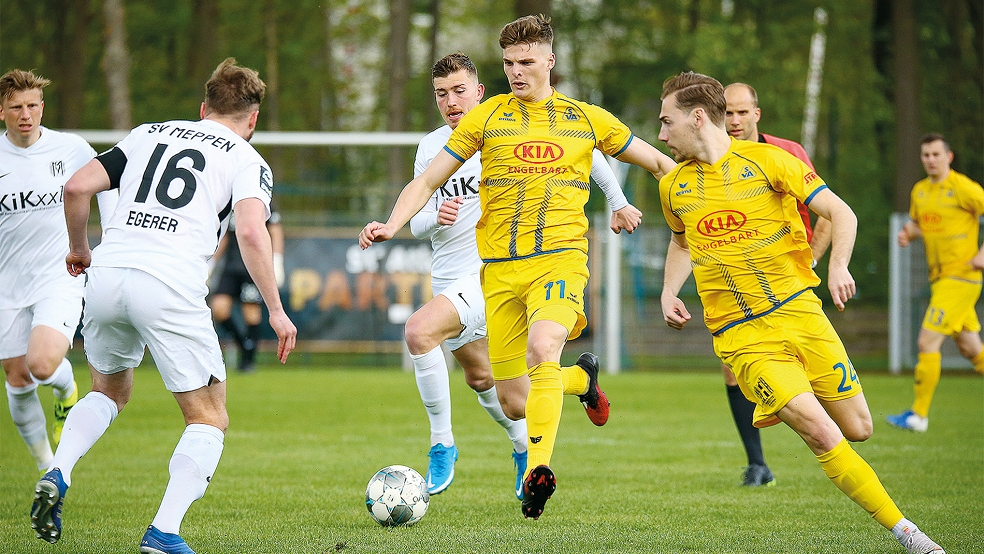 Im April 2021 spielte Marek Janssen (Mitte) für Atlas Delmenhorst im Niedersachsen-Pokal noch gegen den SV Meppen. Nun steht im Raum, dass der 25-Jährige bald sein Lohne-Trikot gegen das der Emsländer tauscht.  © Foto: Born