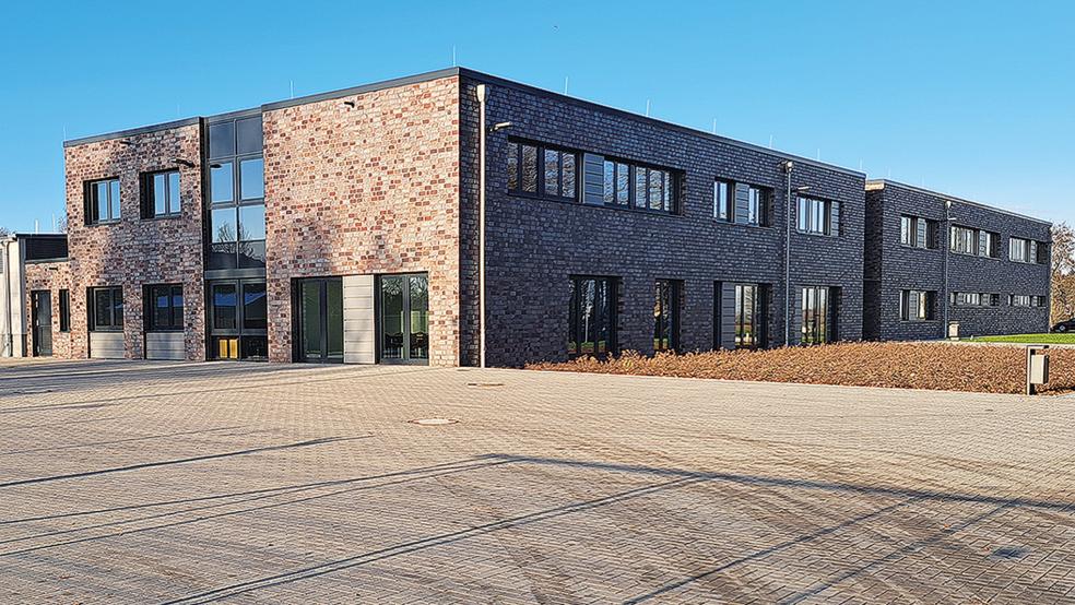 Die neue Ausbildungswerkstatt an der Rostocker Straße in Weener hatte das Staatliche Baumanagement Weser-Ems bereits im April an die Bundeswehr übergeben. Voraussichtlich im April oder Mai soll der rund 8,5 Millionen Euro teure Gebäudekomplex der Bevölkerung mit einem Tag der offenen Tür präsentiert werden.  © Foto: Szyska