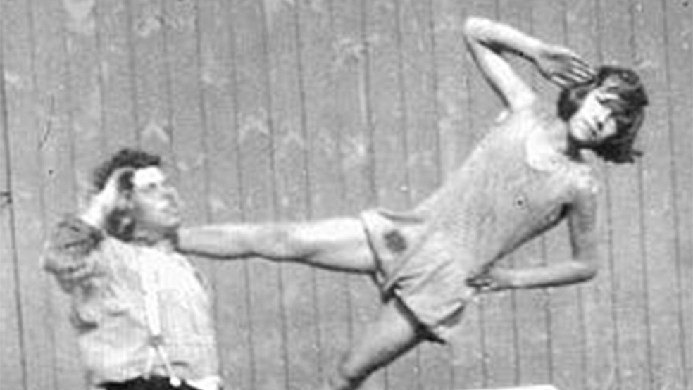 Georg Frank mit seiner Tochter Frieda beim Einüben eines akrobatischen Kunststücks. Das Foto entstand wahrscheinlich um 1940 in Zetel.  © Foto: Sammlung Familie Frank