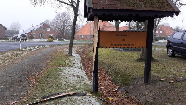 Willkommensschild in die Luft gesprengt