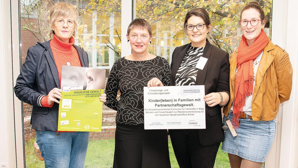 Almut Hippen von der Bildungsregion Ostfriesland, Prof. Dr. Angelika Henschel von der Leuphana Universität, Birgit Schwarz, Mitarbeiterin der Universität, und Jenna Hartmann, stellvertretende Leiterin des Europahauses, stellen das neue Projekt vor.  © Foto: Ostfriesische Landschaft
