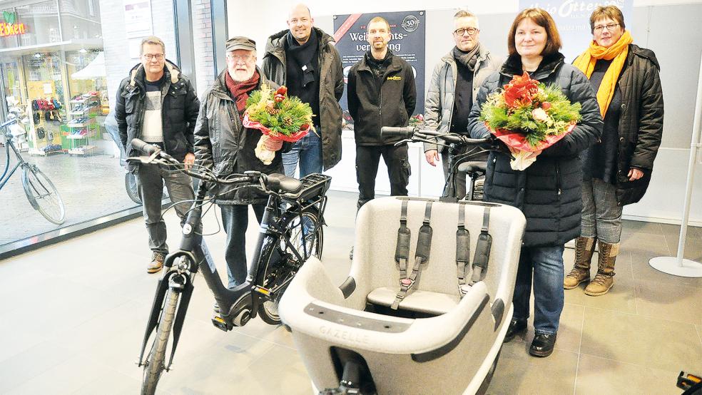 Herbert Cordes und Manuela Klare bei der Gewinnübergabe. © Foto: Wolters