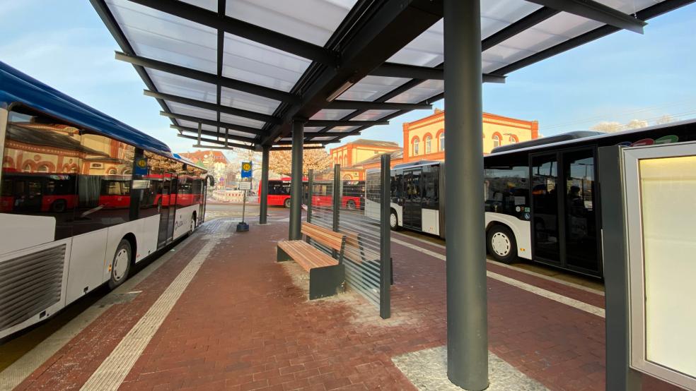 Entstanden ist eine komplett überdachte Umsteigeanlage in Form einer 114 Meter langen Mittelinsel. © Stadt Leer