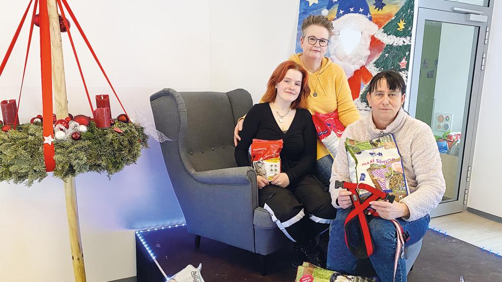 In weihnachtlicher Umgebung des Bunder Familienzentrums verteilten Ingrid Waltemathe (Mitte) mit Tochter Emma und Silvia Engels Futter und auch Zubehör wie Leinen für die Haustiere von bedürftigen Besitzern.  © Foto: Kuper