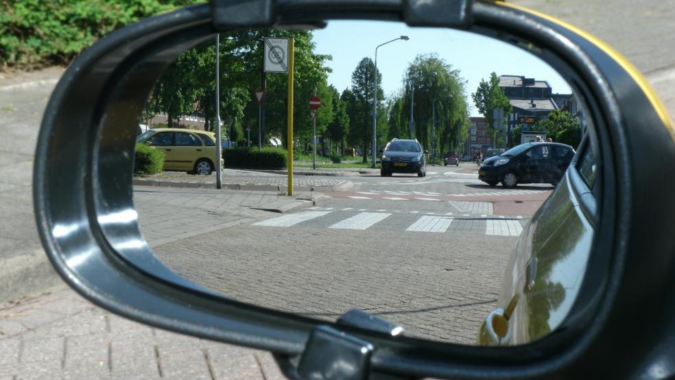 Mehr als ein Dutzend Außenspiegel haben drei Männer in Emden gestern Abend beschädigt. © pixabay