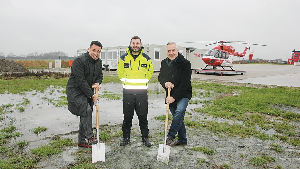 Olaf Weddermann, Inselflieger-Geschäftsführer, Philip Lauffer, Leiter Ambulanzflugdienst NHC und Christian Müller-Ramcke, NHC-Geschäftsführer, (von links) beim ersten Spatenstich für einen neuen Hubschrauber-Hangar.  © Foto: Frisia-Luftverkehr GmbH