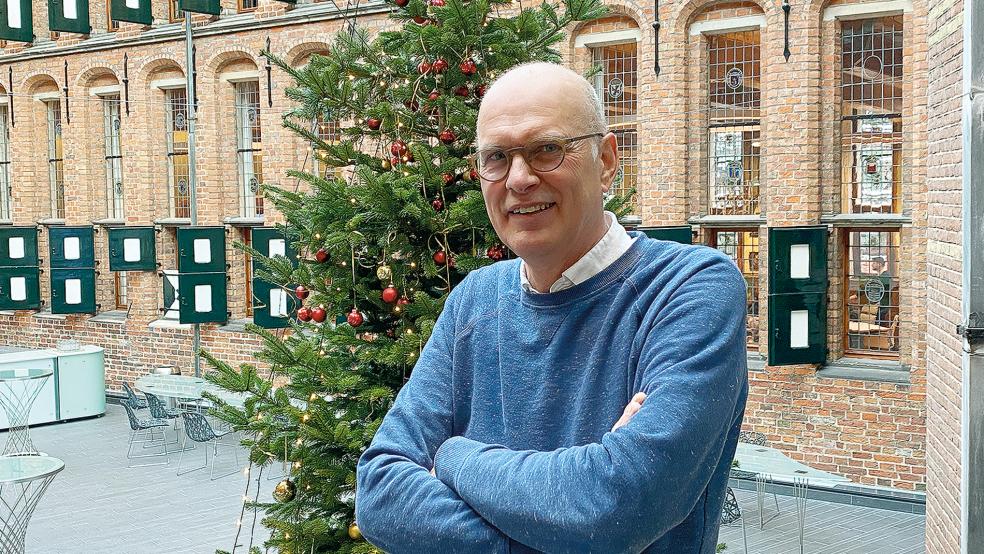 Tjeerd Postma ist im weihnachtlich geschmückten »provinciehuis« freiberuflicher Wunderline-Projektleiter bei der Provinzregierung in Groningen.  © Foto: Kuper