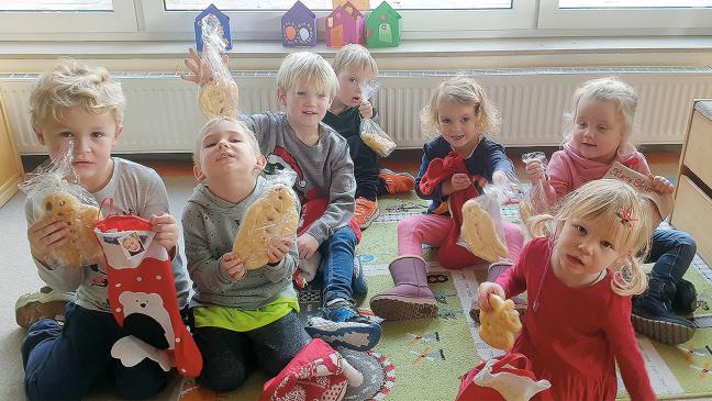 Nikolaus beschenkt Bunder Kinder mit Stutenkerlen