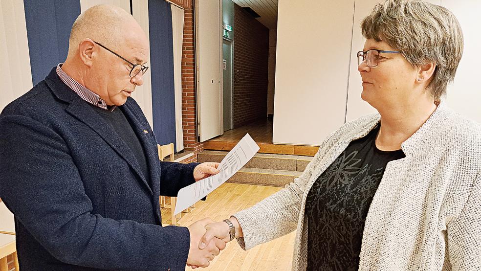 Offizielle Verpflichtung durch Bürgermeister Hans-Peter Heikens: Margitta Brandt aus Soltborg gehört jetzt als parteiloses Mitglied der CDU-Fraktion im Jemgumer Rat an.  © Foto: Szyska