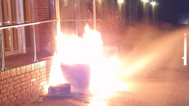 Blumenkübel mit gestohlenem Benzin in Brand gesetzt