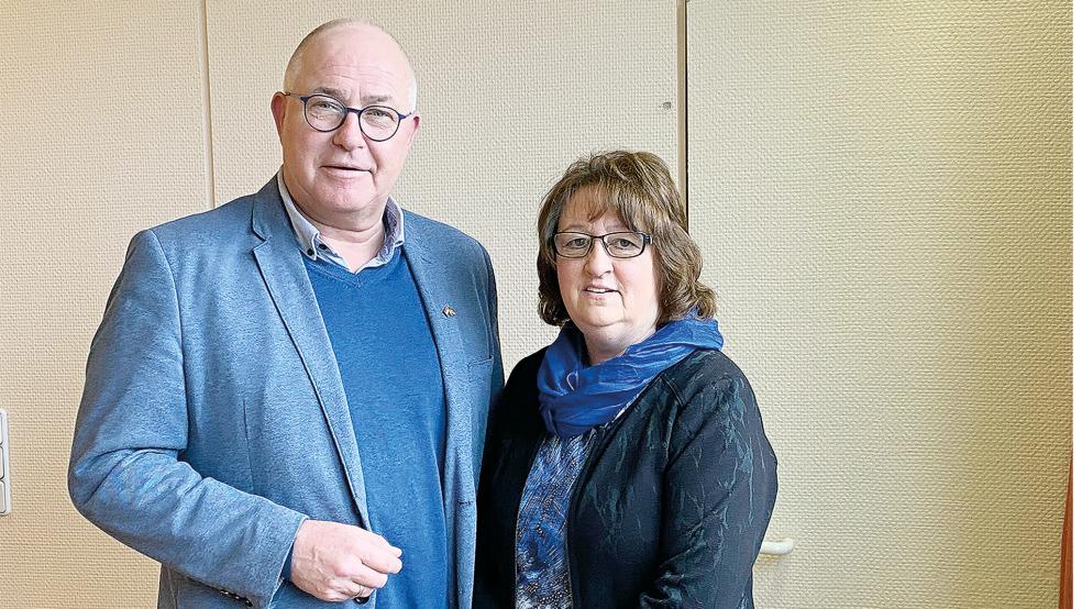 Bürgermeister Hans-Peter Heikens verabschiedete jetzt Brigitte Schmidt in den Ruhestand.  © Foto: Gemeinde Jemgum