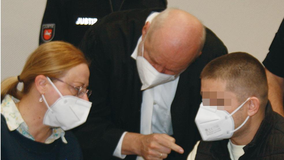 Der 31-jährige Angeklagte im Gespräch mit einem Verteidiger und der Dolmetscherin.  © Foto: Ricken