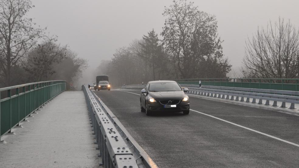 Seit Donnerstagmorgen kann die Eisenbahnbrücke im Zuge des Leeraner Stadtrings wieder passiert werden - zumindest mit Autos. © Wolters